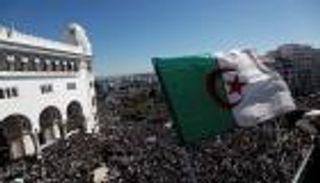 الجزائر بذكرى استقلالها.. حراك يتواصل وبوادر أزمة مع باريس