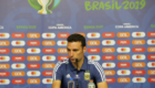 سكالوني يؤكد بقاءه مع الأرجنتين