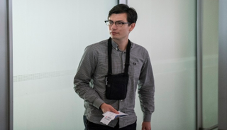 الطالب الأسترالي أثناء ترحيله من كوريا الشمالية