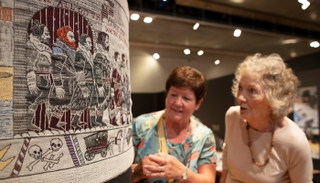 ذهول زوار متحف بلفاست لدى مشاهدة المنسوجة 