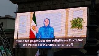 رجوي خلال كلمتها للمتظاهرين في برلين 