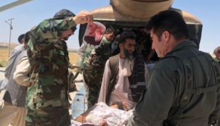 نقل أحد المصابين في الهجوم على سوق شعبية شمال أفغانستان