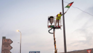 أعلام فلسطينية في طرق استيطانية بالضفة الغربية