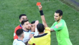 طرد غريب لميسي أمام تشيلي