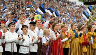 شارك أكثر من 35 ألف شخص من فنانين ومغنين وراقصين وموسيقيين في الكورال