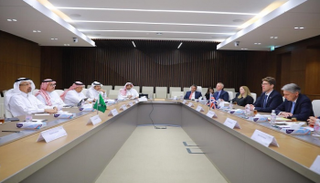 جانب من لقاء المهندس خالد الفالح ووزير الخزانة البريطاني