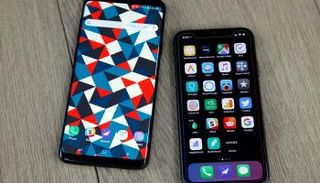 هاتفا آيفون وجالاكسي