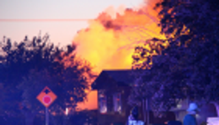 بعد زلزال قوي.. حريق بساحة منازل متنقّلة في كاليفورنيا