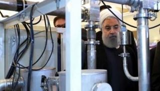 روحاني يتفقد إحدى المنشآت النووية