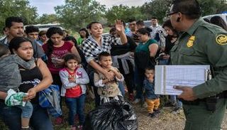 بعض المهاجرين داخل مراكز الإيواء بالولايات المتحدة