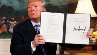 ترامب يوقع قرار إعادة فرض العقوبات على إيران- أرشيفية