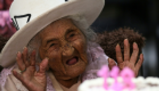 "منزل تمليك" لأول مرة.. هدية لعجوز عمرها 118 عاما