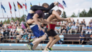 زوجان من ليتوانيا يفوزان ببطولة العالم لحمل الزوجات