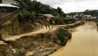 الأمطار الموسمية تتسبب في انزلاقات للتربة ببنجلاديش