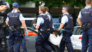 الشرطة تعتقل أحد المشاركين في الاعتصام (رويترز)