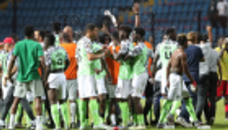 مدافع نيجيريا السابق قلق من مواجهة جنوب أفريقيا