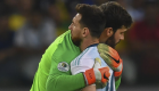 كاريكاتير .. ميسي يصارع "الفار".. وأليسون يجمع الذهب