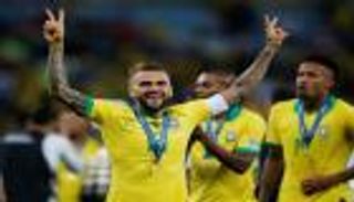 تقرير.. ألفيس يواصل حصد الألقاب