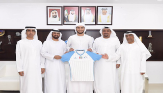 اللاعب عقب التوقيع مع النادي