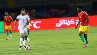 رياض محرز لاعب المنتخب الجزائري