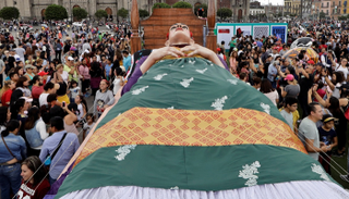 جانب من الاحتفال بعيد ميلاد الرسامة الشهيرة