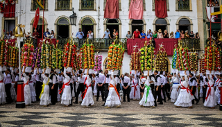 2000 شخص يجوبون شوارع تومار المزيّنة