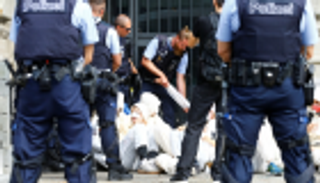 نشطاء بيئيون يحتجون أمام مصرفين بسويسرا: أعمال قذرة تمول من هنا