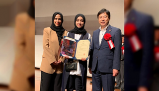 الطفلة الإماراتية مزون لدى تسلمها الجائزة