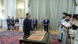 زعيم المعارضة يؤدي اليمين الدستورية رئيسا لوزراء اليونان