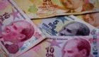 هبوط الليرة التركية 2% بعد إقالة محافظ البنك المركزي