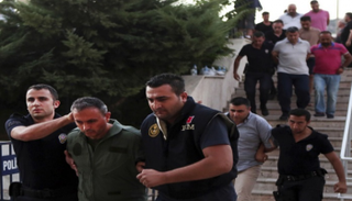 سلطات أردوغان تواصل حملاتها القمعية بتهمة الانقلاب المزعوم