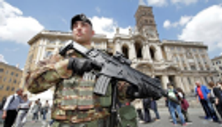 الحكومة الإيطالية تغلق أكبر مركز لإيواء المهاجرين في أوروبا