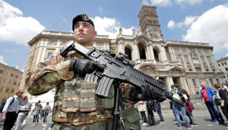 جندي إيطالي في أحد شوارع روما