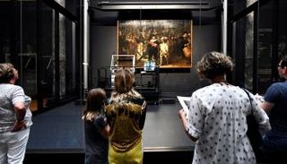 زوار متحف ريجكس الهولندي مع لوحة رامبرانت 