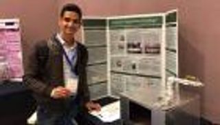 شاب مصري ينتج وقودا حيويا من الطحالب.. ويحصد جائزة دولية 