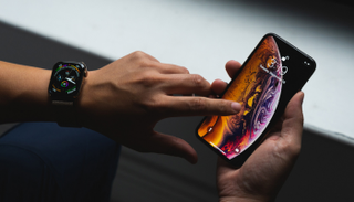 آيفون وساعة أبل