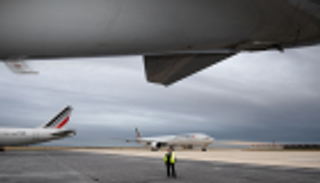 فرنسا تفرض ضريبة بيئة على رحلات الطيران لتمويل المواصلات