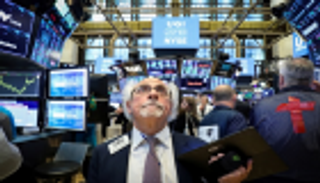 وول ستريت تغلق منخفضة مع هبوط سهم أبل