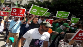 مئات الطلبة يتظاهرون بالجزائر رفضا للحوار مع رموز نظام بوتفليقة 