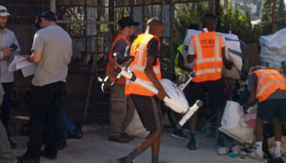 عائلة صيام أثناء إخلاء أثاث المنزل 