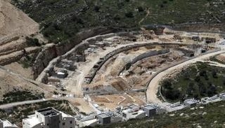 أعمال بناء في مستوطنة بالضفة الغربية