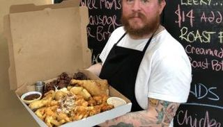 كريس أور حاملا صندوق وجبة الموت