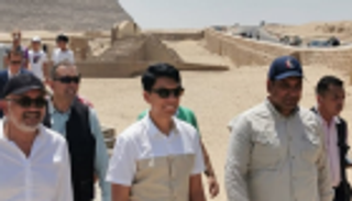 رئيس مدغشقر وزوجته يزوران الأهرامات بمصر