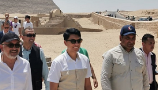 رئيس مدغشقر خلال زيارته الأهرامات