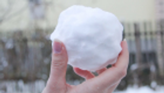 كرات ثلجية تصيب 18 شخصا بجروح في إيطاليا