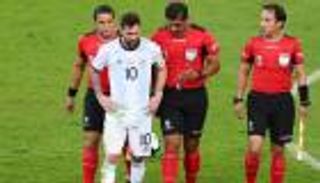 حكم مباراة البرازيل والأرجنتين: تقنية الفيديو لن توقف الأخطاء