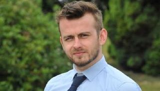 نيك همفريز ينتظر الخضوع لعملية زرع قرنية في عينه اليمنى