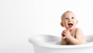 "الشاب الرضيع".. أمريكي يشاهد الكارتون ويرتدي الحفاضات