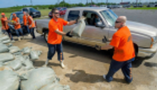 عاصفة استوائية تجلي الآلاف في لويزيانا الأمريكية