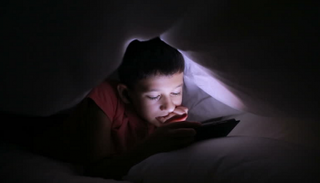 خلايا شبكية العين حساسة للضوء الأزرق المنبعث من الهواتف - أرشيفية